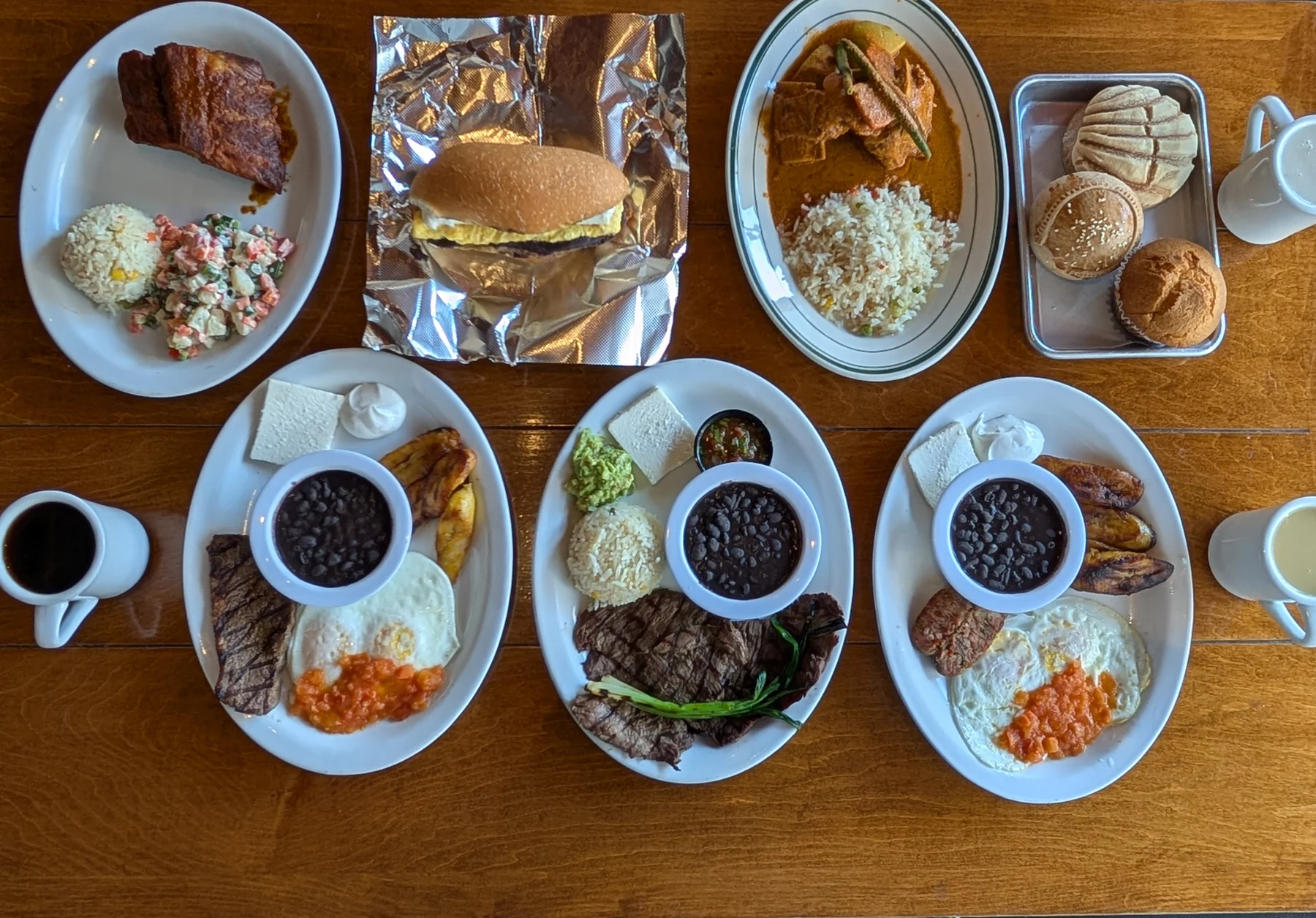 Mesa con platillos y pan guatemaltecos