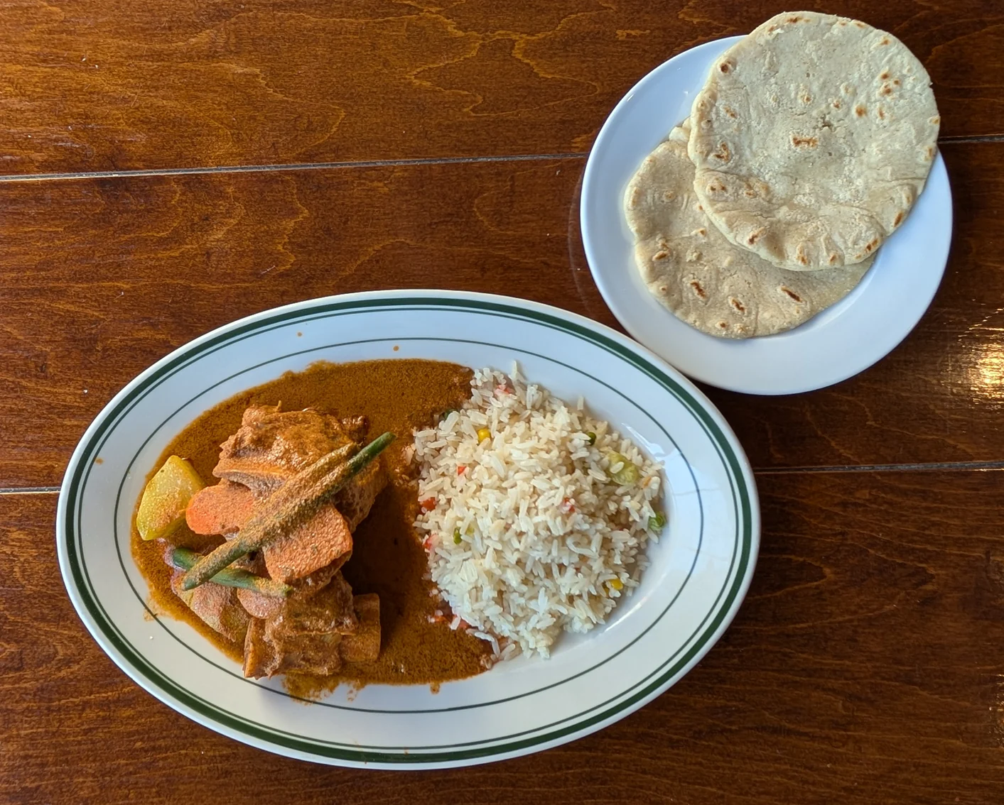 Platillo guatemalteco servido con arroz y tortillas